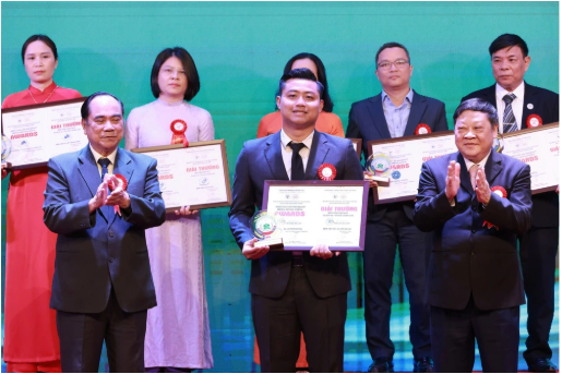 Bệnh viện Mắt Sài Gòn Đà Lạt đón nhận danh hiệu "Bệnh viện Xanh – Sạch và Dịch vụ y tế chất lượng cao"