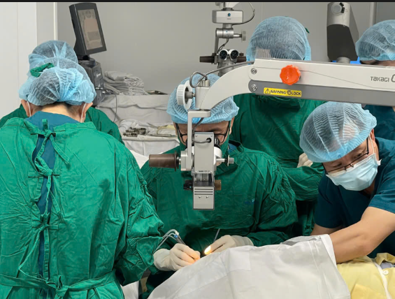Bệnh viện Mắt Sài Gòn Đà Lạt điều trị thành công đục thủy tinh thể hai mắt cho bệnh nhân mắc hội chứng Down